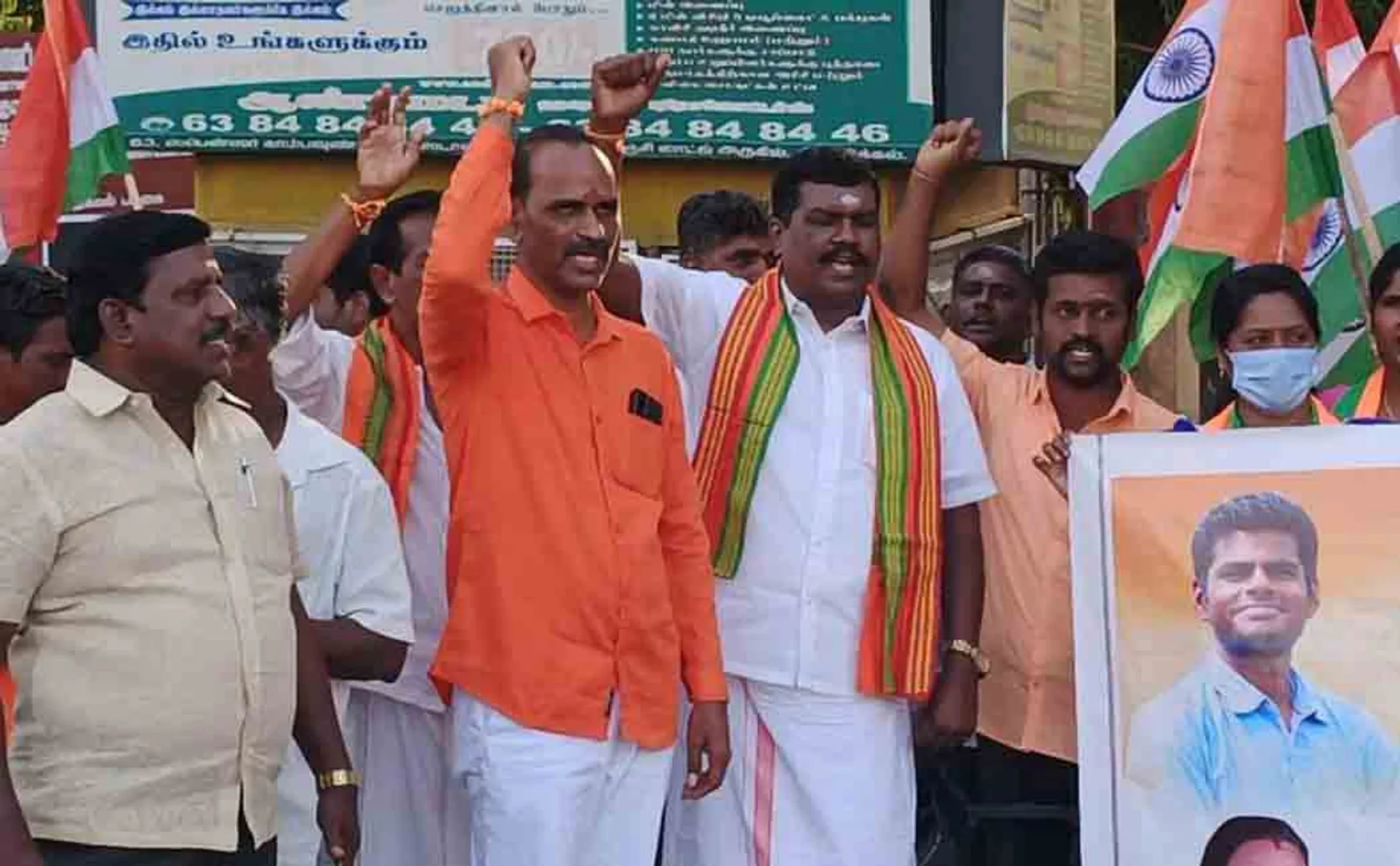 More than 300 people rally with the national flag!