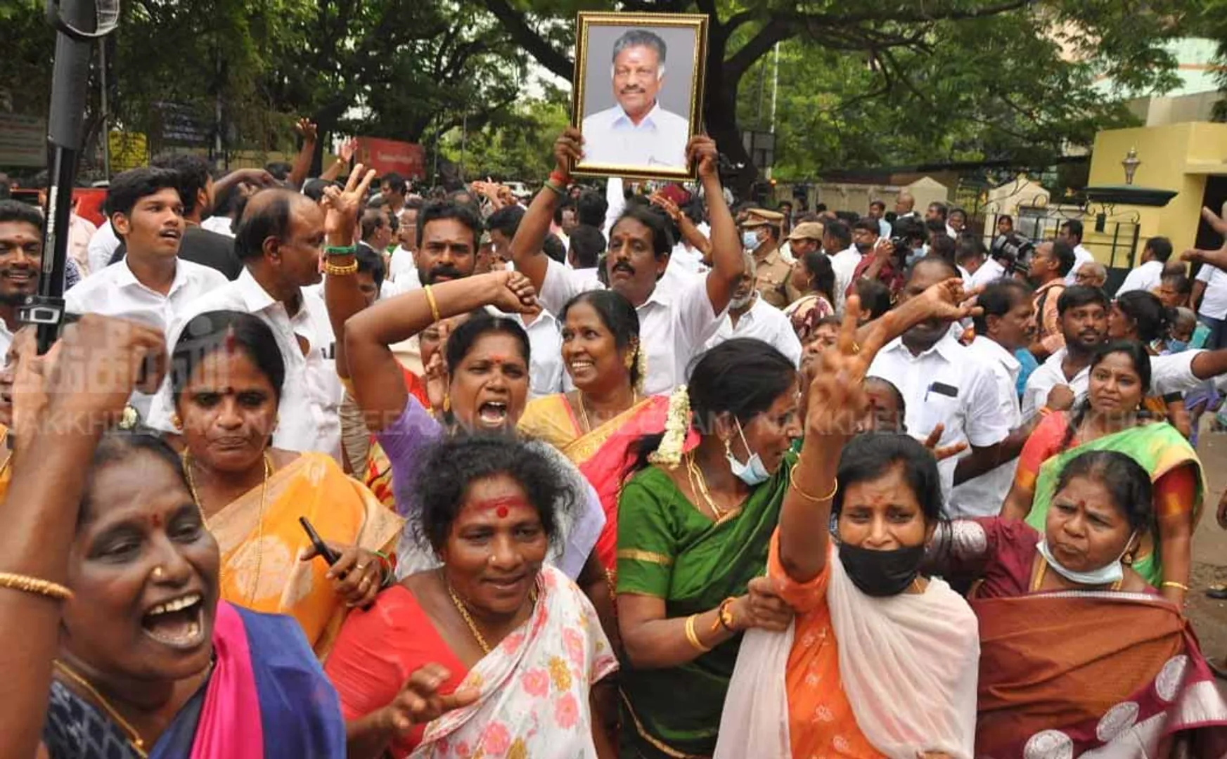 o paneerselvam party celebrating high court judgement 