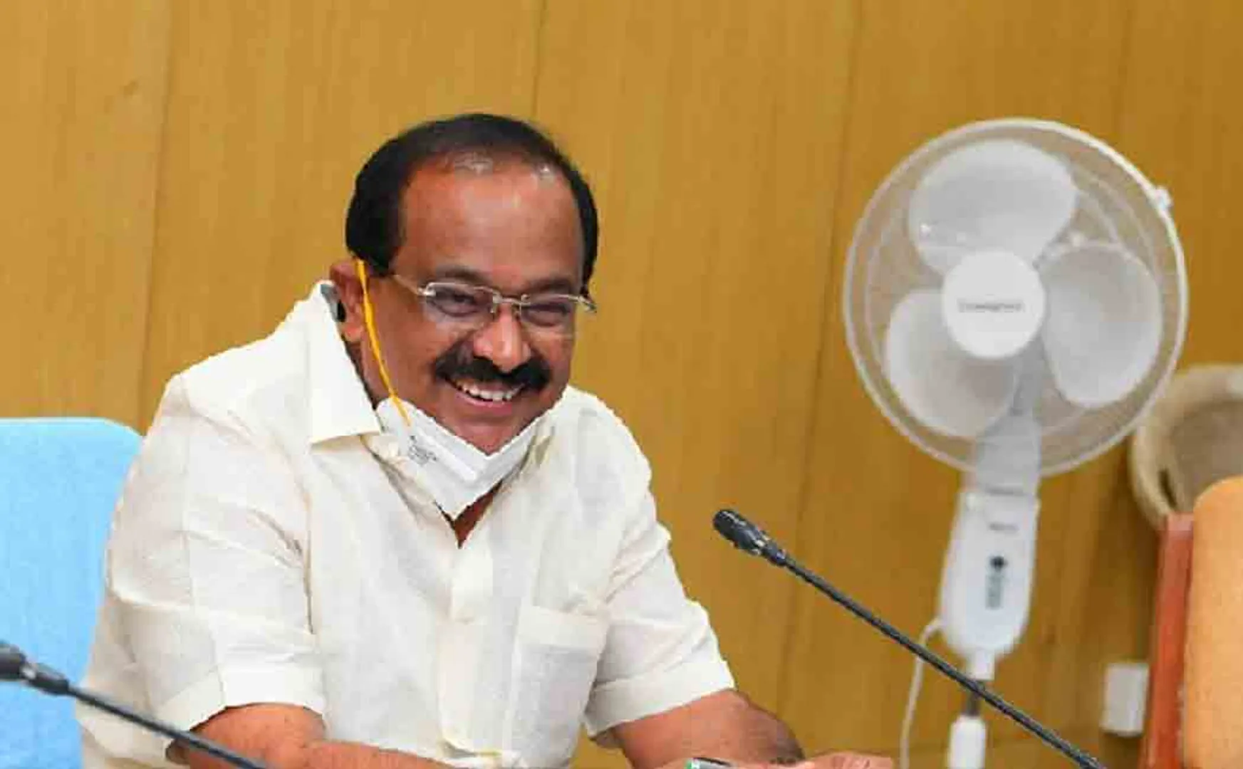 Minister Chakrapani himself accepts the tuition fee of students joining Dindigul Government College!