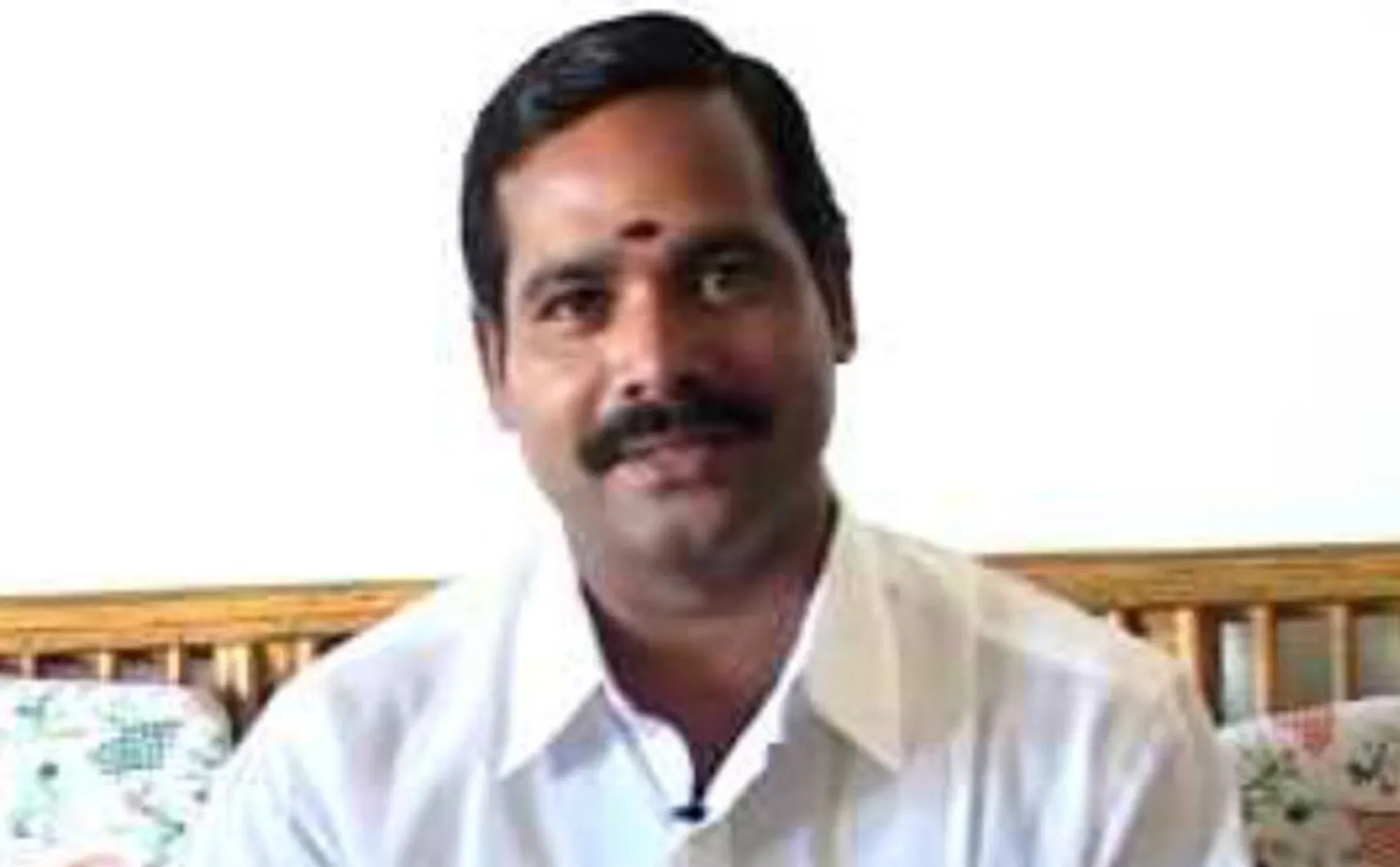 ex mp Kumar has criticized  judge comment admk single leadership