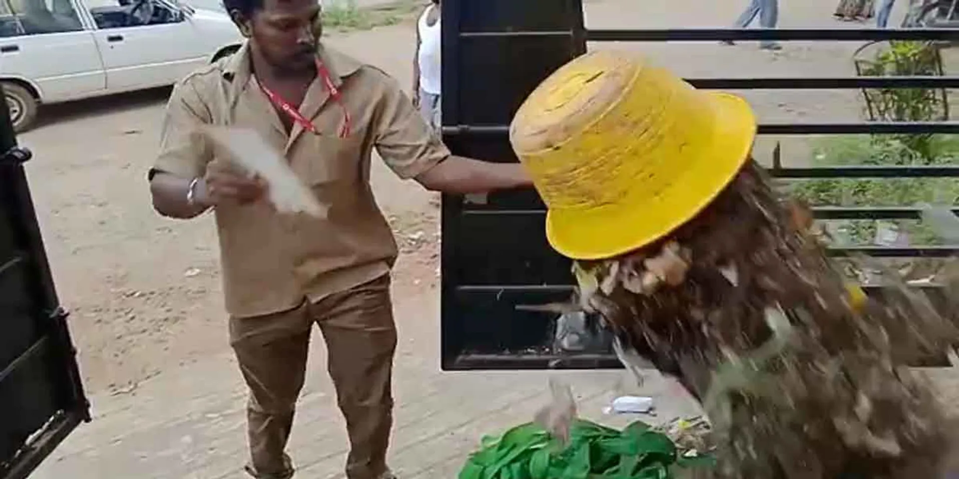 Municipal employees who dumped garbage in front of residences!-incident in Andhra 