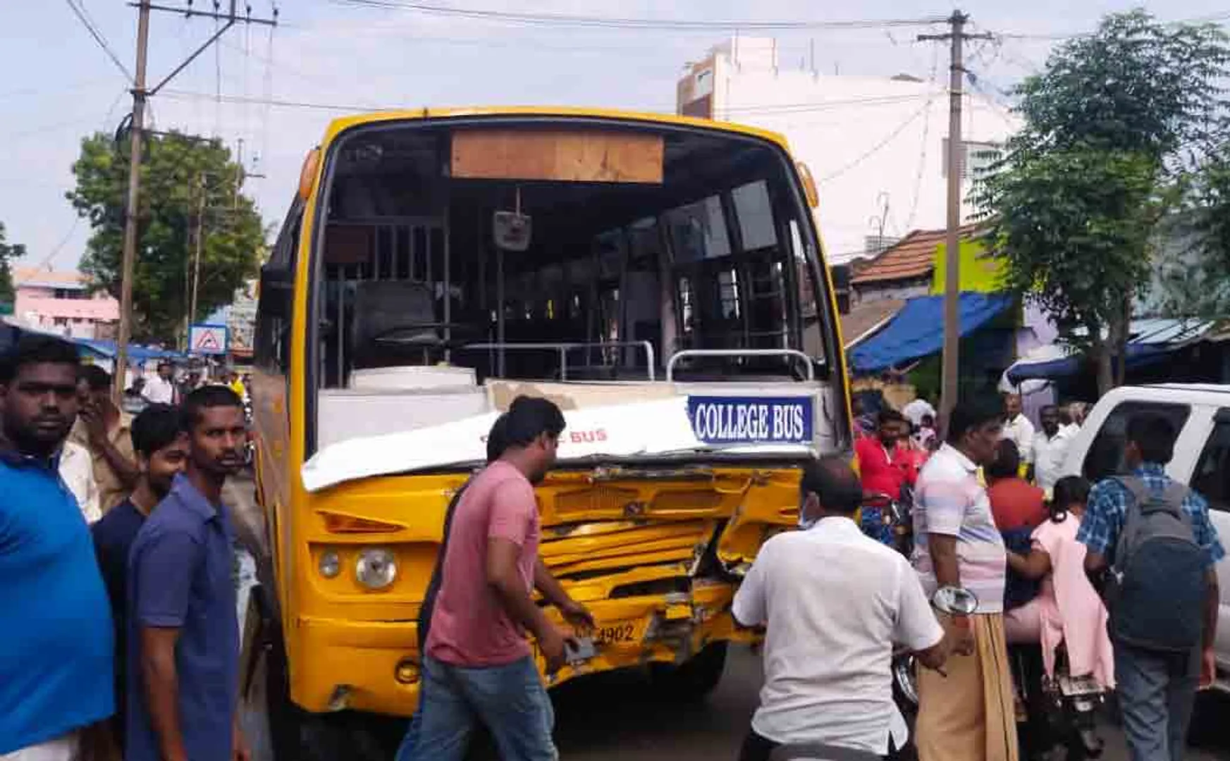 College bus - school van head-on collision accident! 10 people were injured