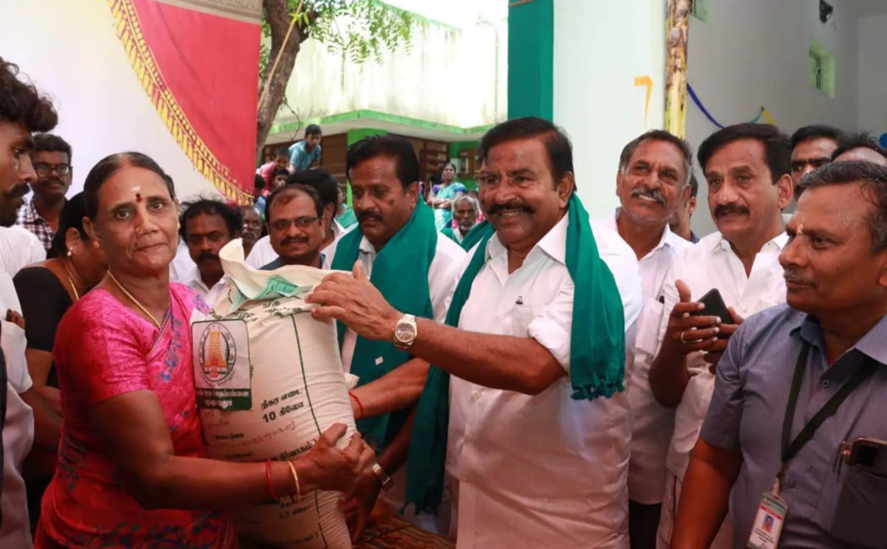 Minister KN Nehru provided welfare assistance  farmers Trichy