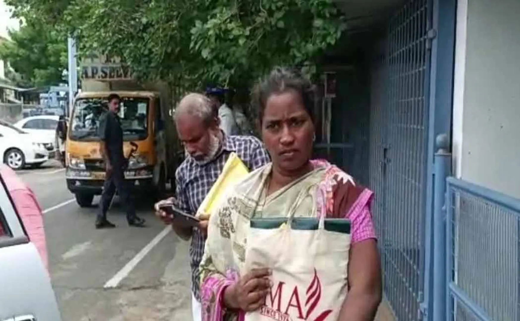 Parents of Kaniamoor school girl meet with Principal