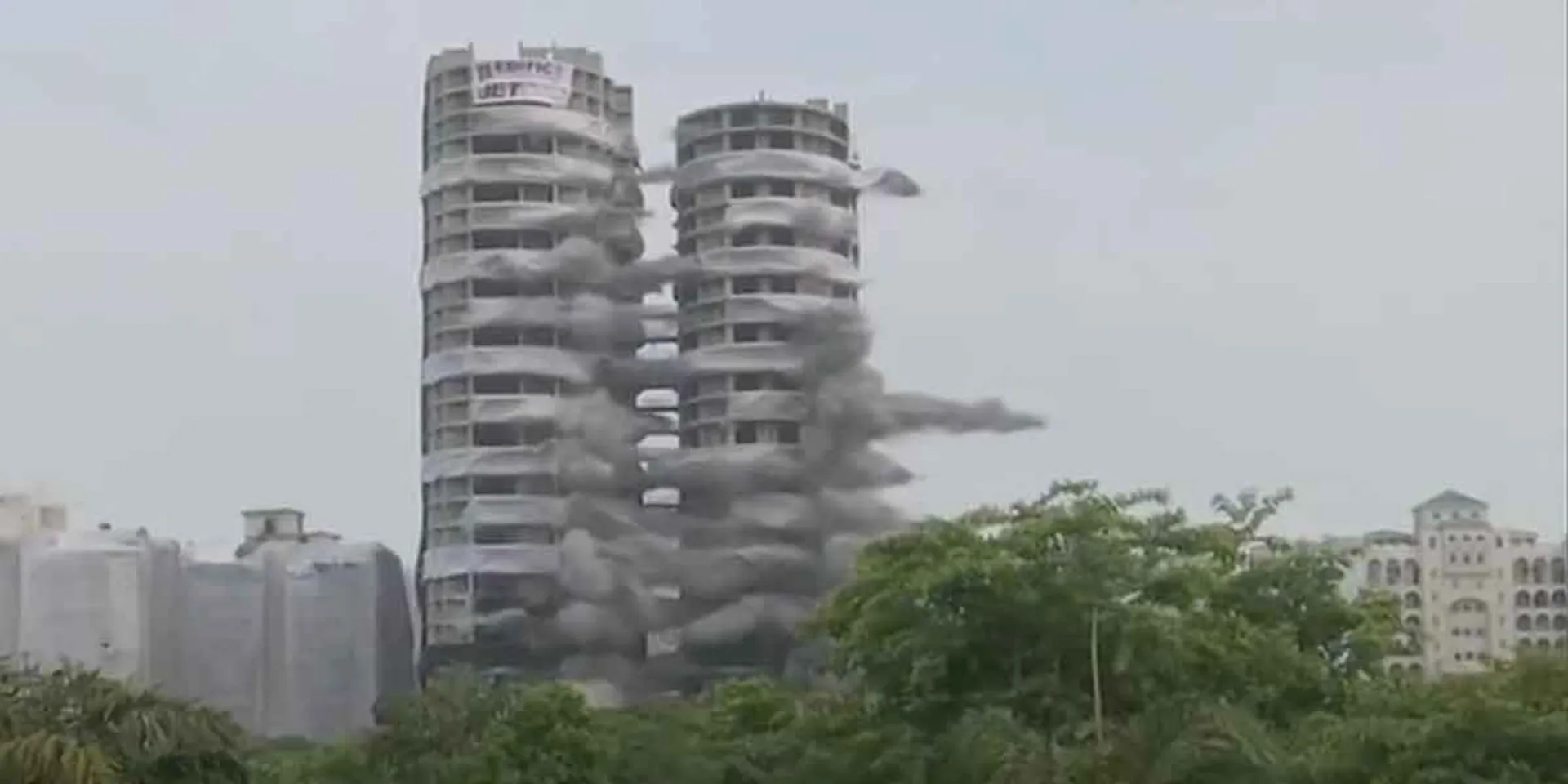  An illegal building was blown up in Noida!