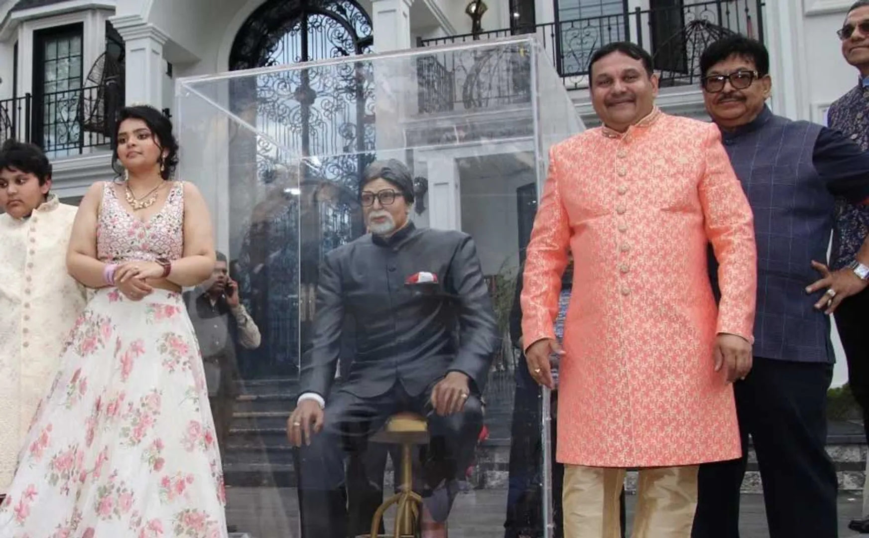 Amitabh Bachchan's statue in america 