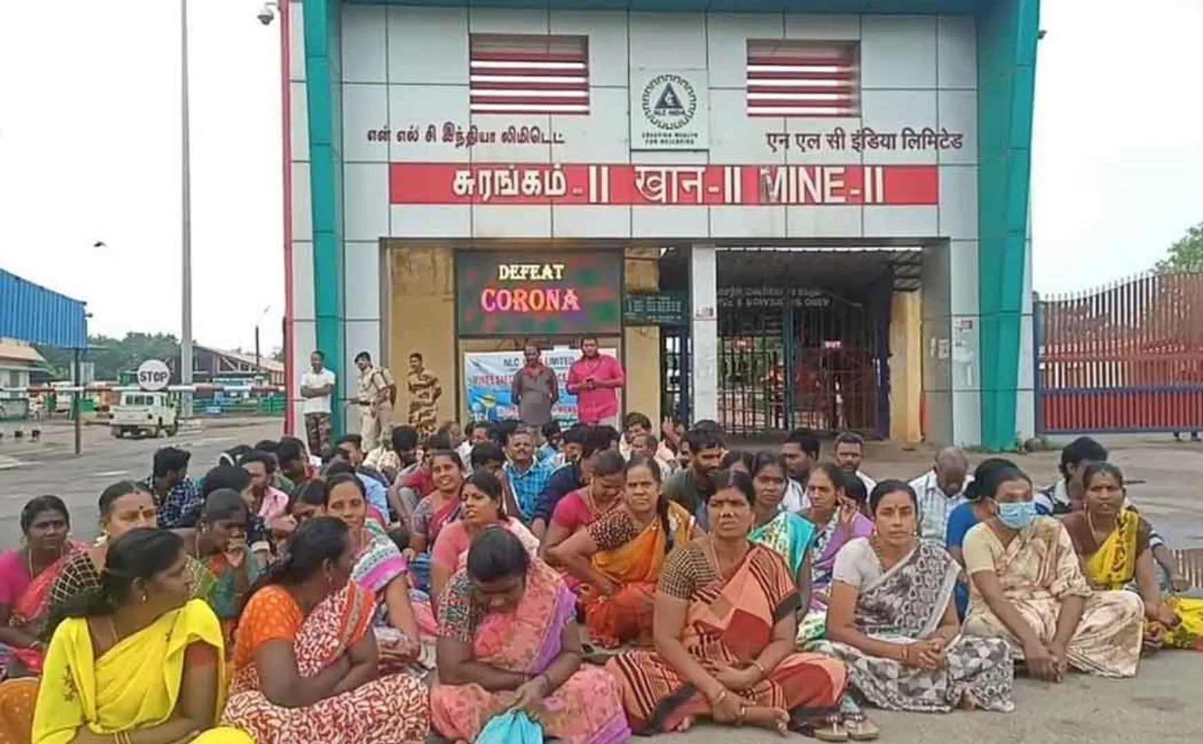 Workers blocking NLC mine entrance!