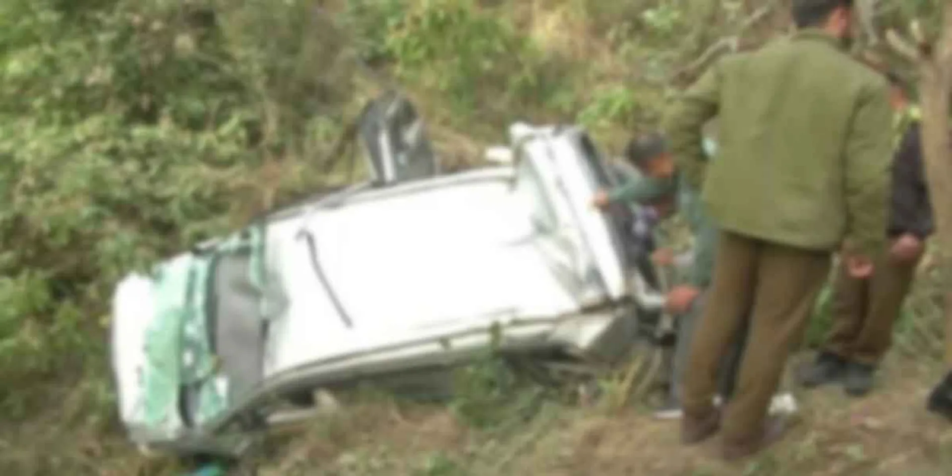 Car overturned in a ditch accident... 8 people died!