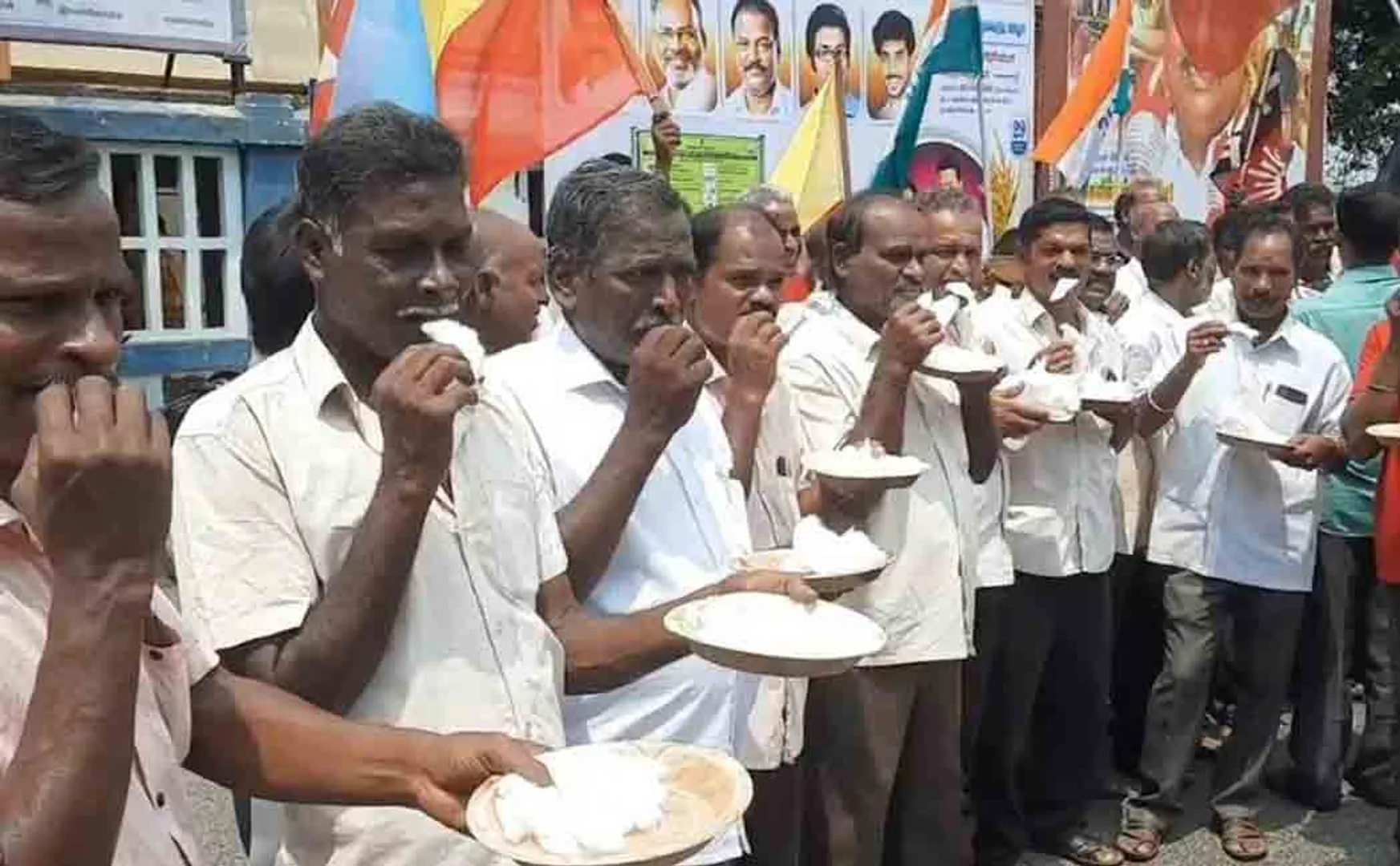 The government should accept and run the cooperative Cotton mill 