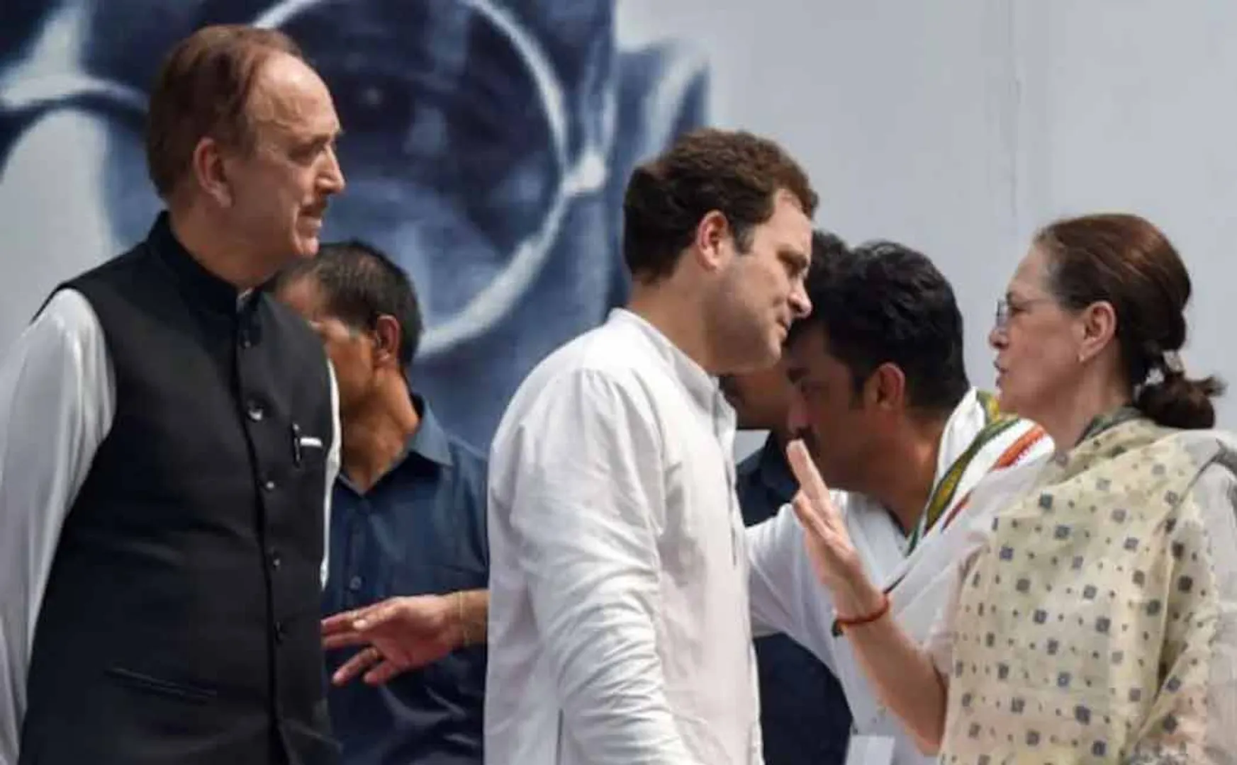 64 more people quit Congress; Ghulam Nabi Azad in a separate party campaign