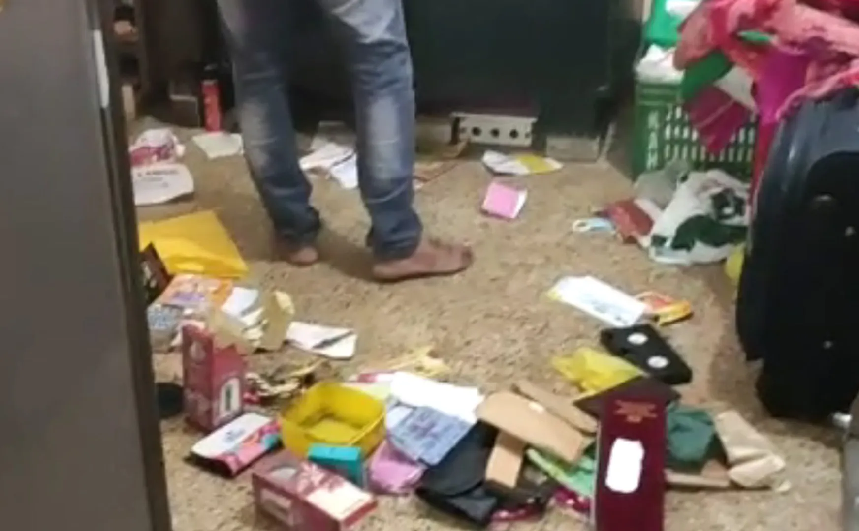 60 pounds jewelry stolen from house woman who was married