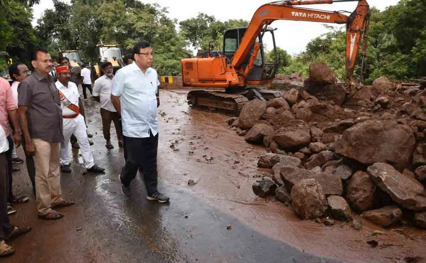 Sudden landslide on Yercaud mountain pass due to heavy rain; Traffic stop!