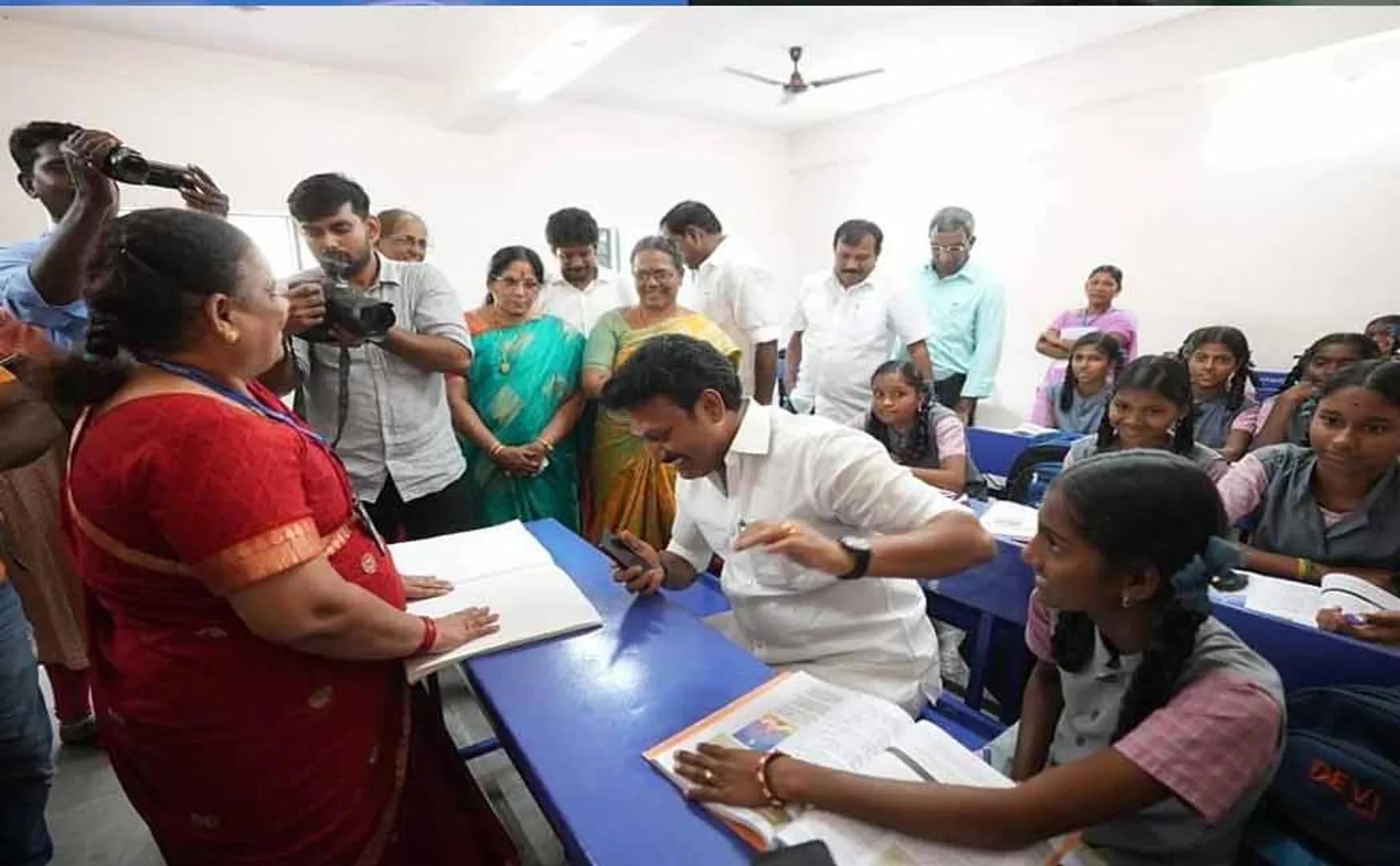 Vairamuthu on phone; Minister Anbil Mahesh who made the Tamil teacher flexible