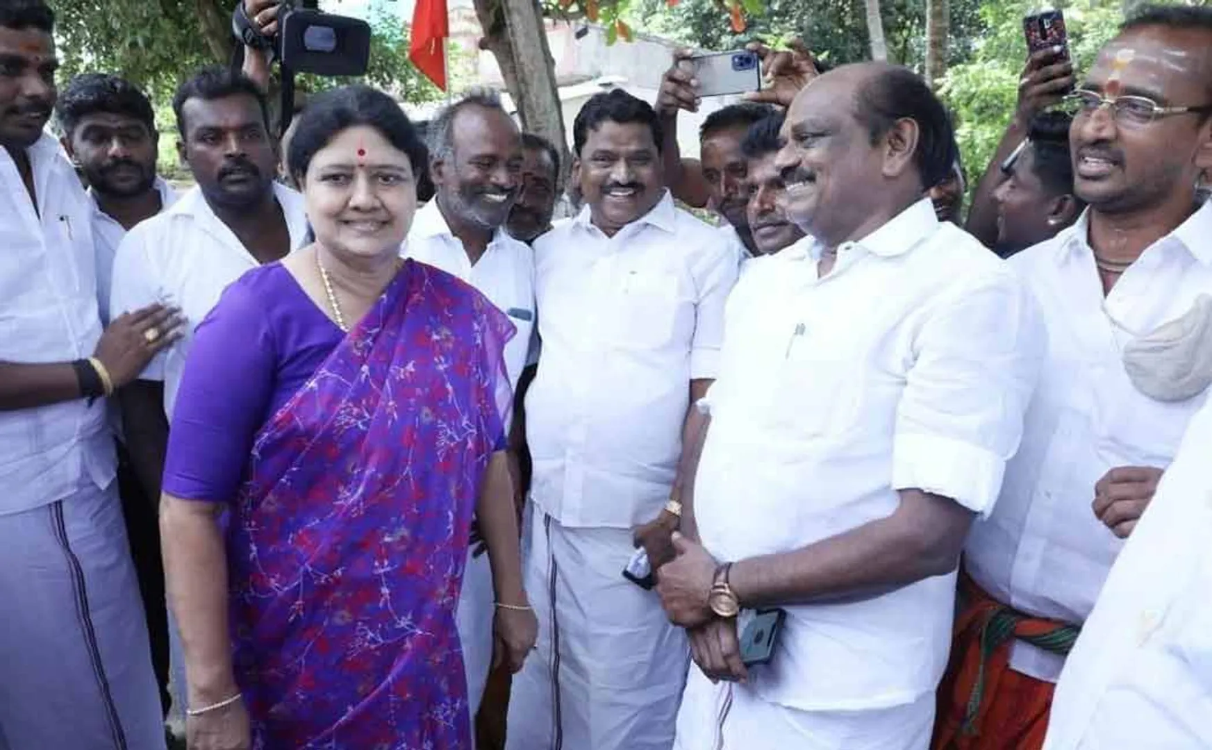 OPS supporter Vaidyalingam has a surprise meeting with Sasikala