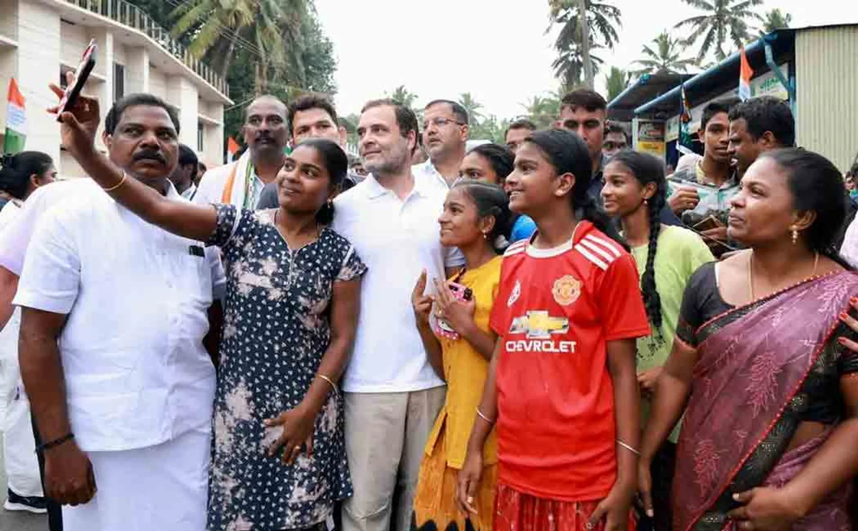 Kanyakumari rally rahul took selfie with kids