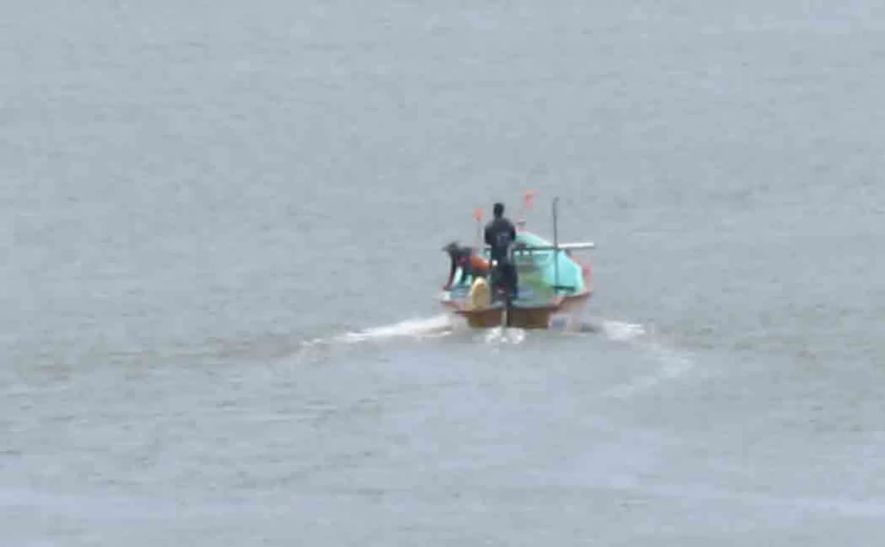 A boat drowned in the Mediterranean; Rescue four fishermen!