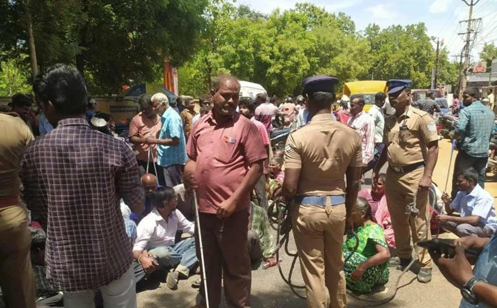 Sudden road blockade by blind people demanding fulfillment demands Trichy