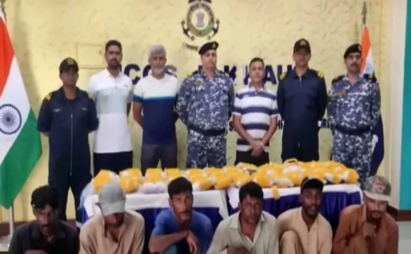 6 pakistanies arrested in gujarat  jakhau harbour 