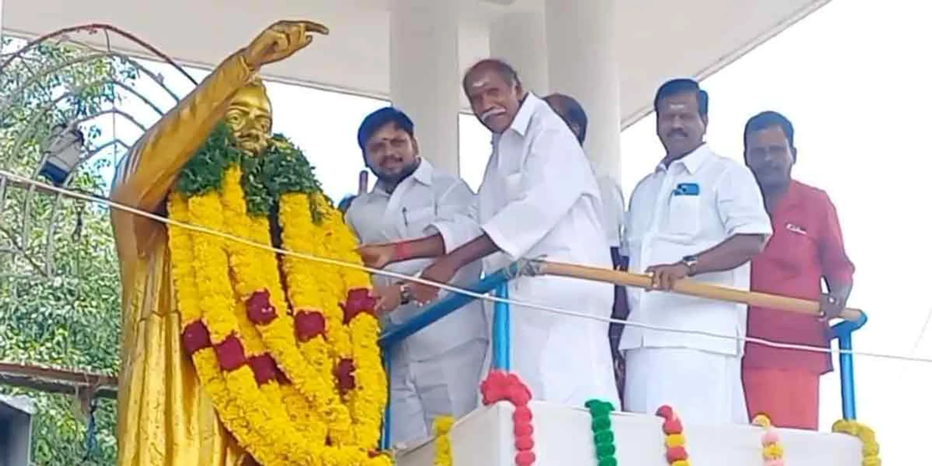  Puduvai Chief Minister paid respect to Anna statue!