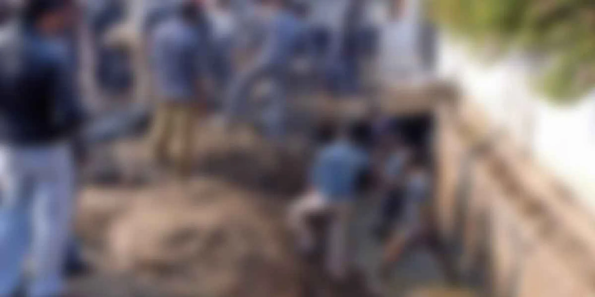  The body thrown in the sewer... the police are unable to identify it!
