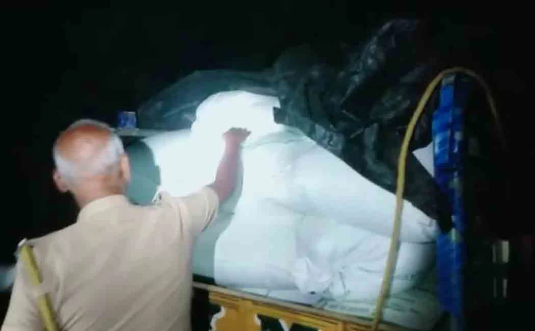 2.5 tons of ration rice bags caught while searching for criminals!