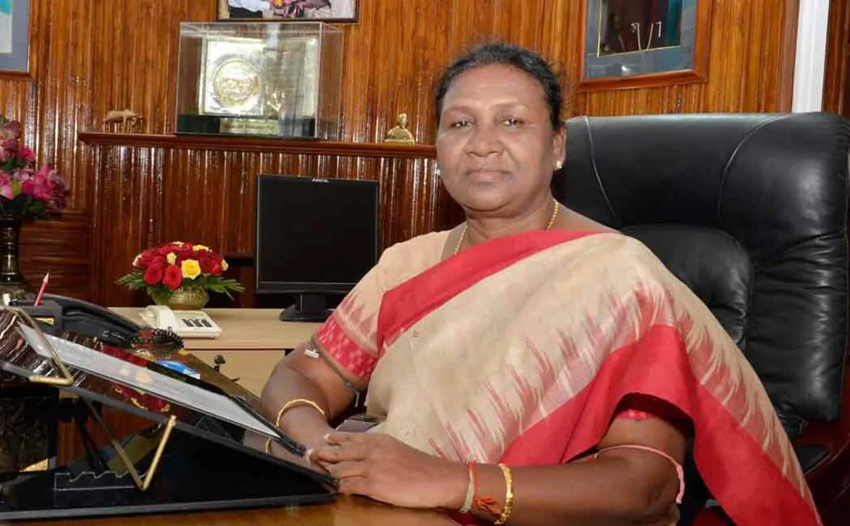 President Draupadi Murmu pays tribute to Queen Elizabeth of London!