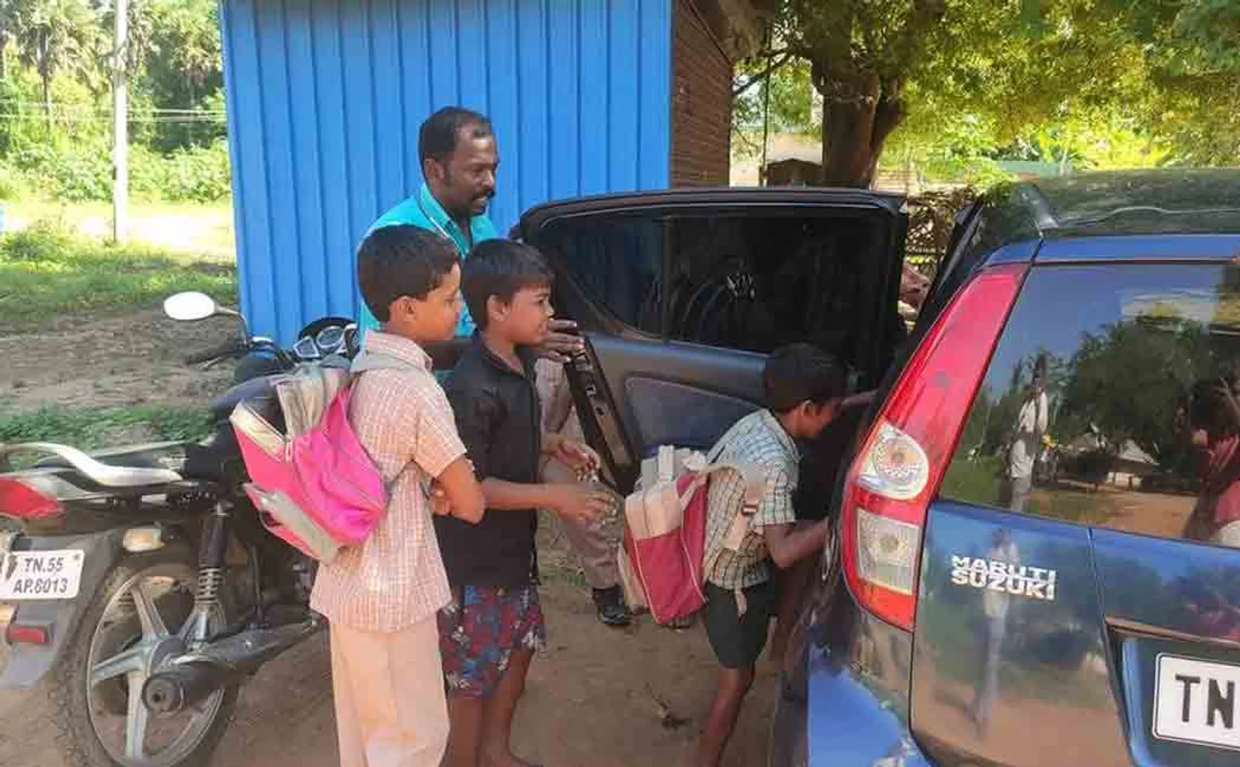 Desperate children! The education officer who took the car to the school!