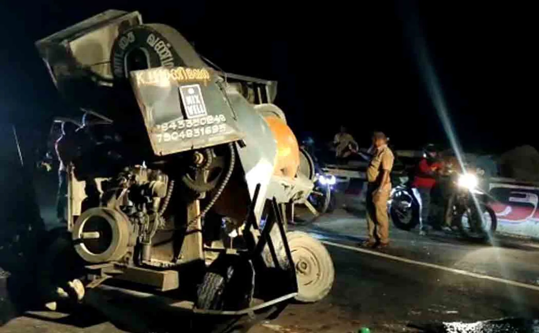 Cement mixing vehicle collided with a government bus in an accident! 
