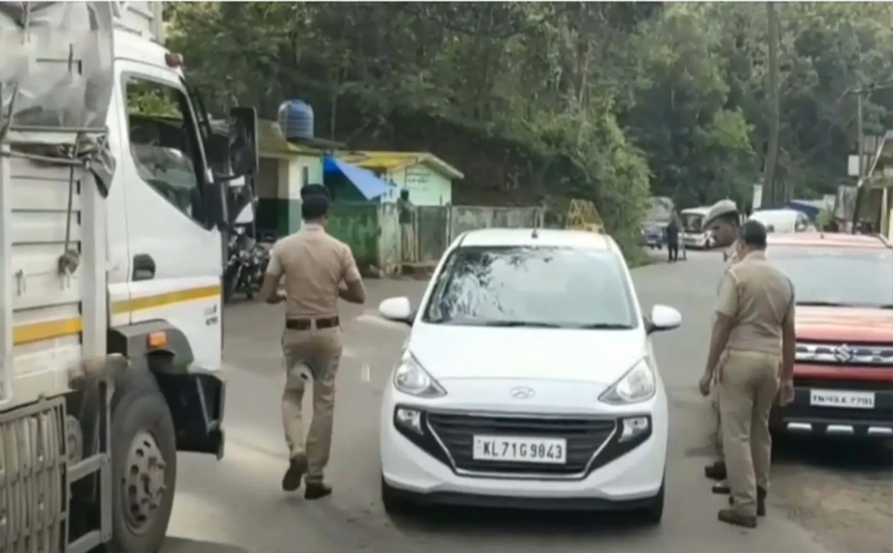 Intensive vehicle check on Tamilnadu-Kerala border!