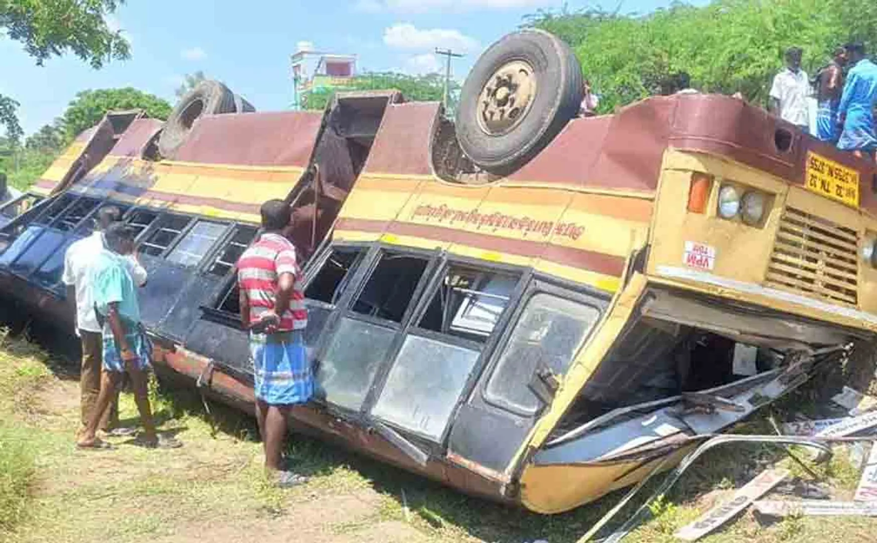 The government bus overturned in the ditch! Many were injured!
