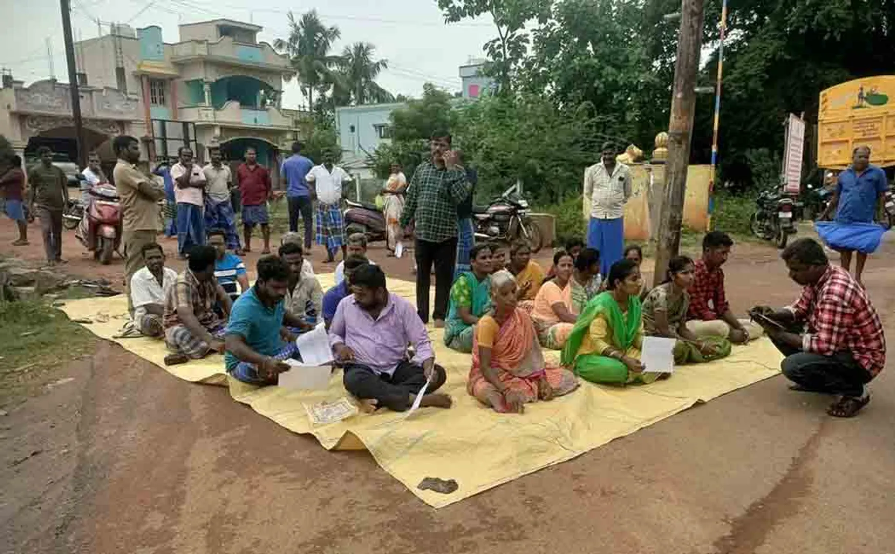 The police did not find the stolen jewelry... the family was involved in a dharna with the public!