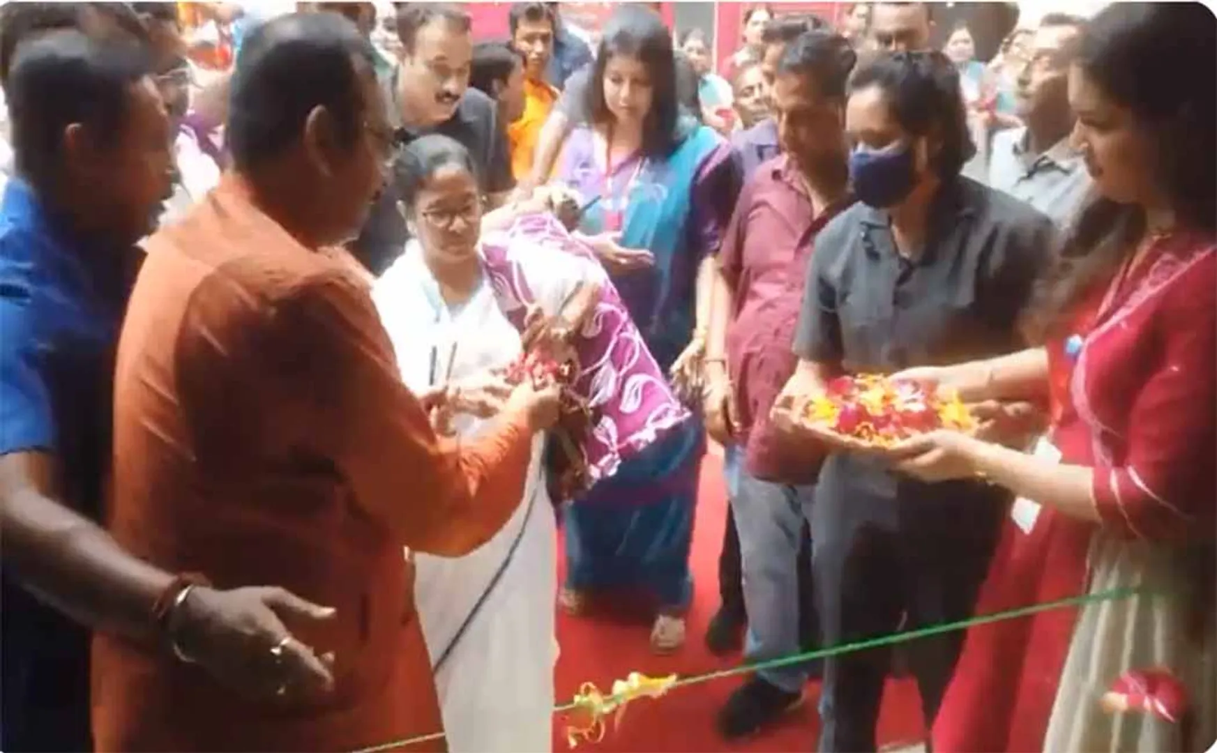 Chief Minister Mamata Banerjee played mattalam at Navratri festival!