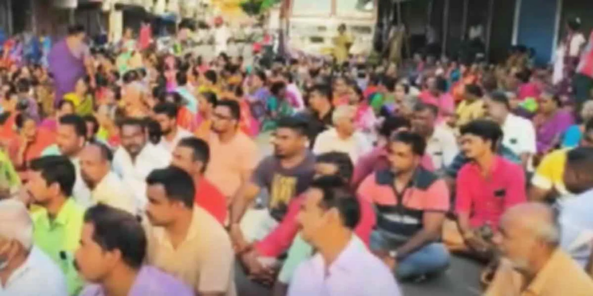  Hundreds of Puducherry fishermen blocked the road!