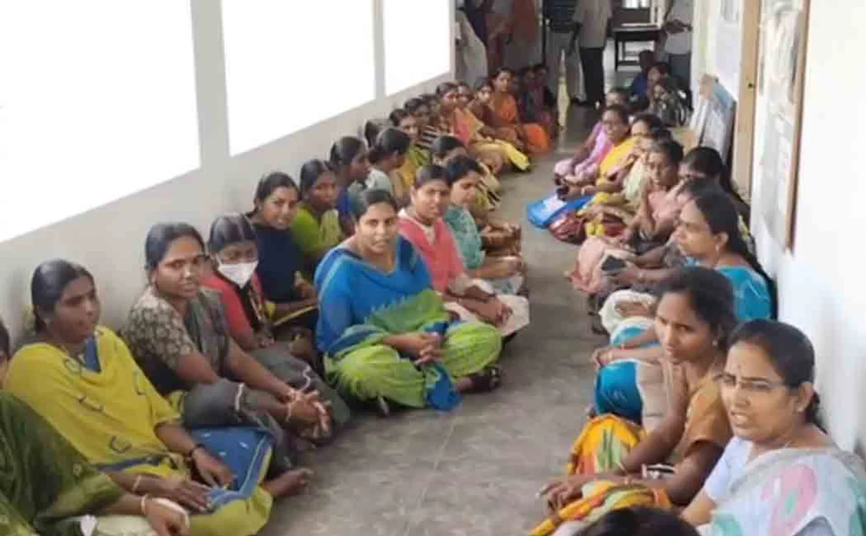Dharna of employees in the primary education office complex!