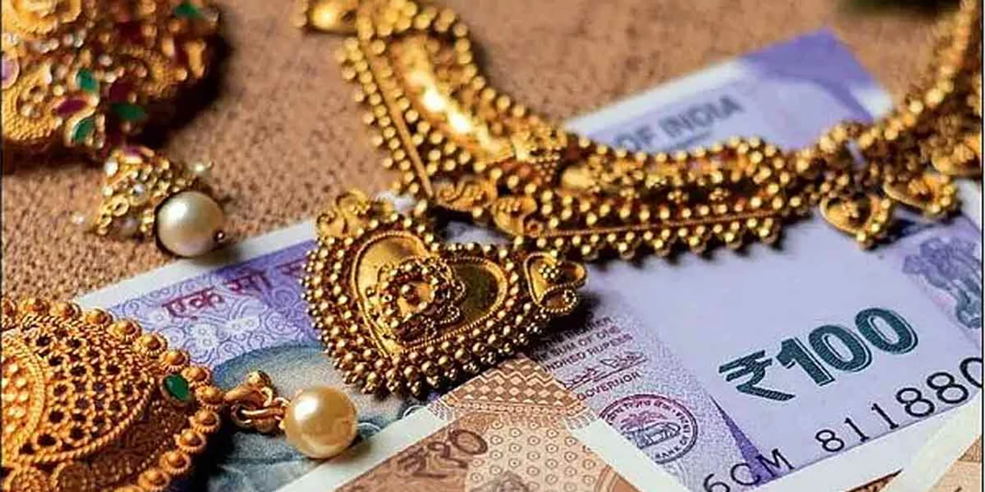2 Crore rupees rolled by conducting jewelery lottery; 6 members of the same family suddenly disappeared!