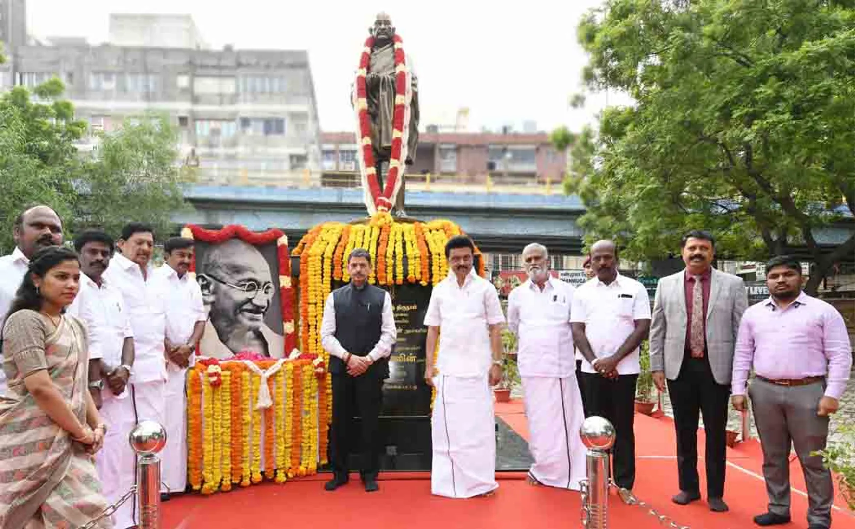Governor, Chief Minister respect Mahatma Gandhi statue! (pictures)