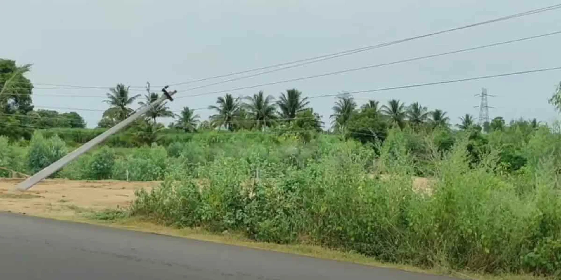 Electric pole that shows fear... will the authorities take action?
