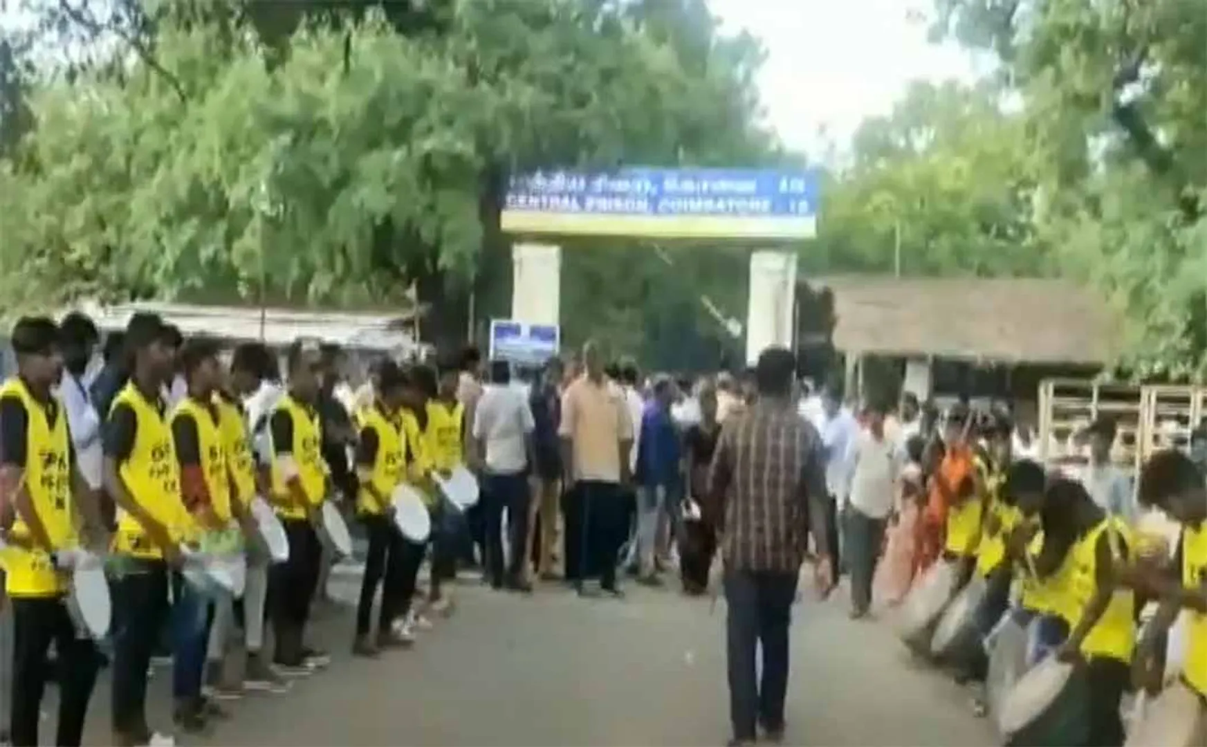 The administrator who took the BJP members out on bail in a procession... the police filed a case!