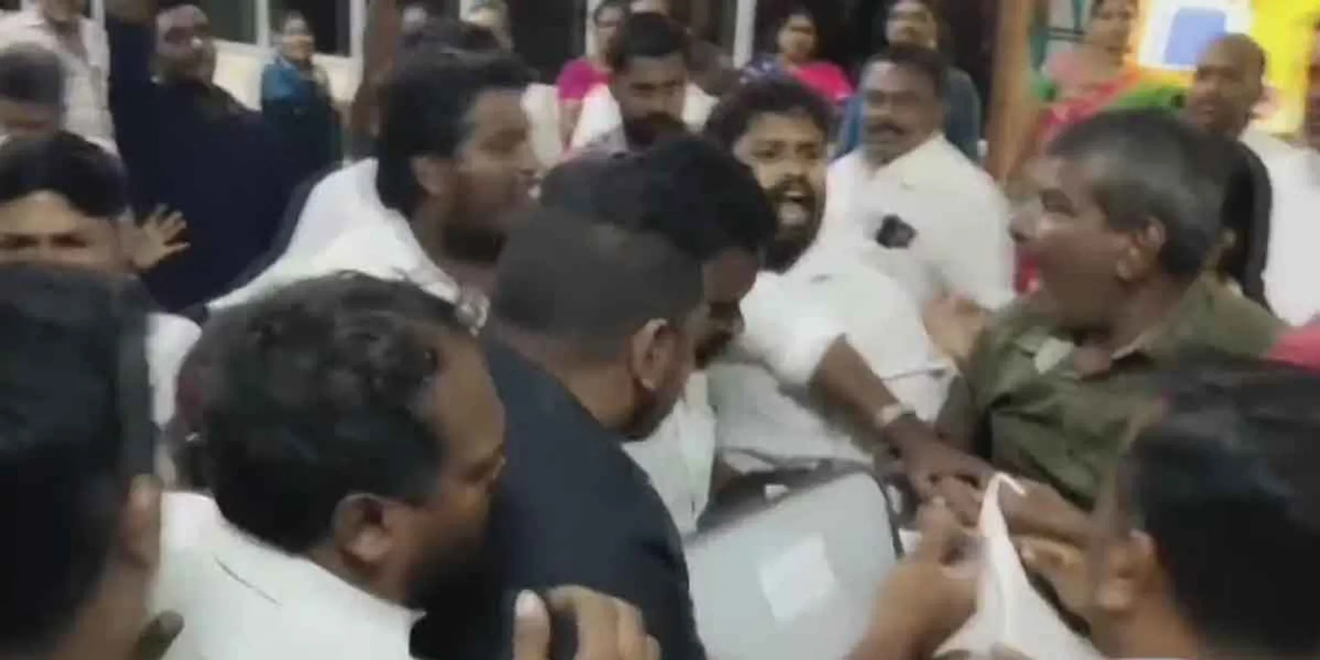 Internal party competition... DMK councilor attacked by party members