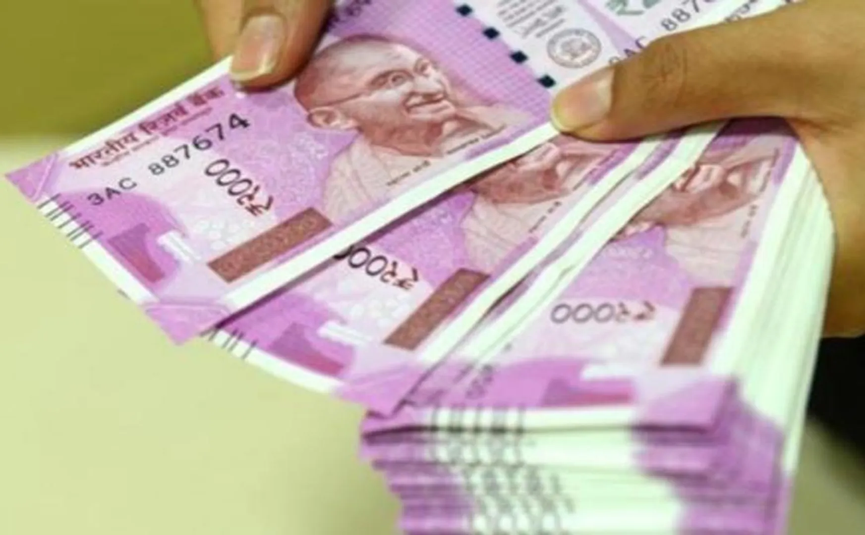 A call on the phone... the teacher who stole two lakhs!