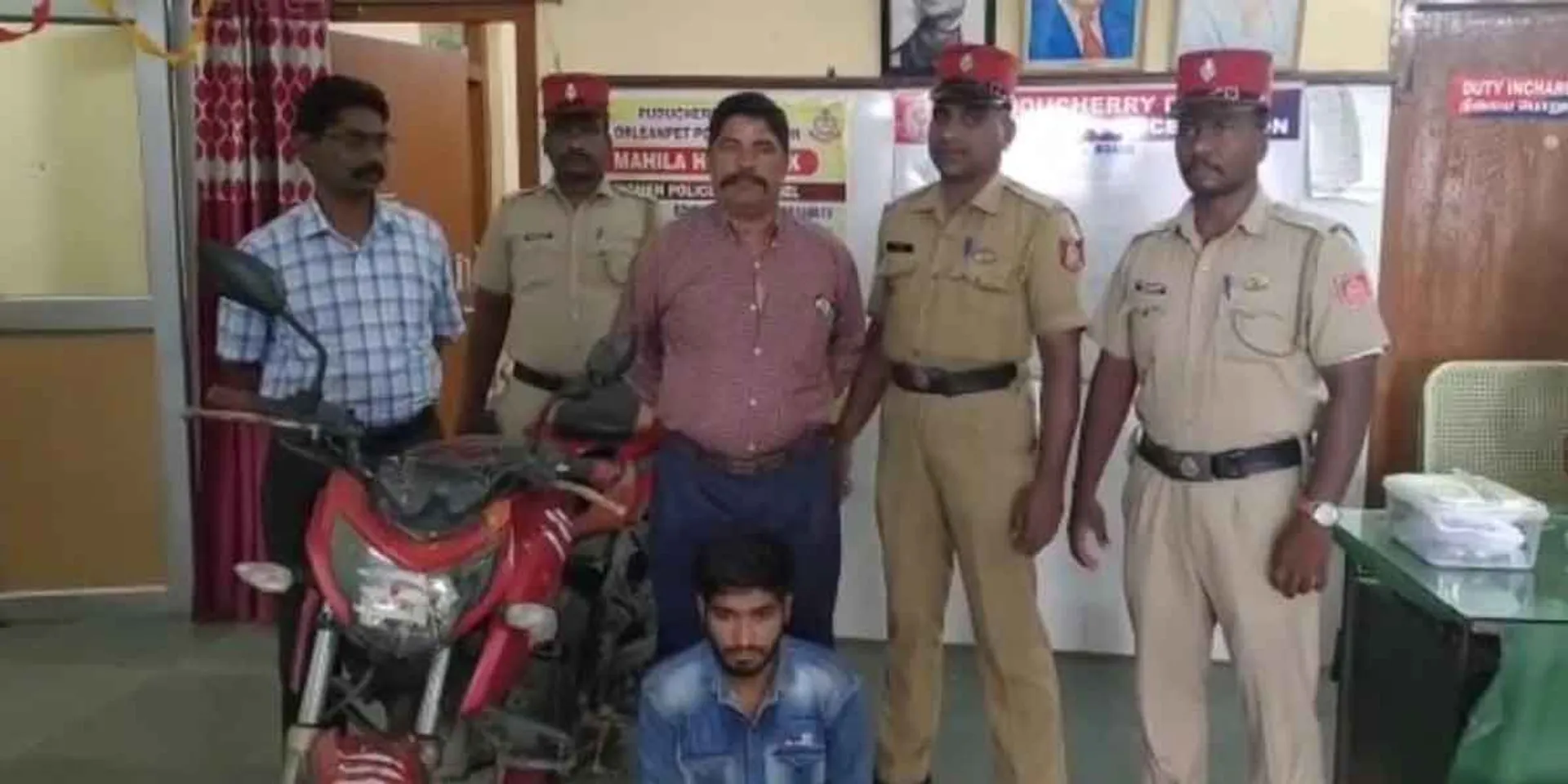  A teenager who stole a motorcycle from a bus station was also caught as a thief and handed over to the police