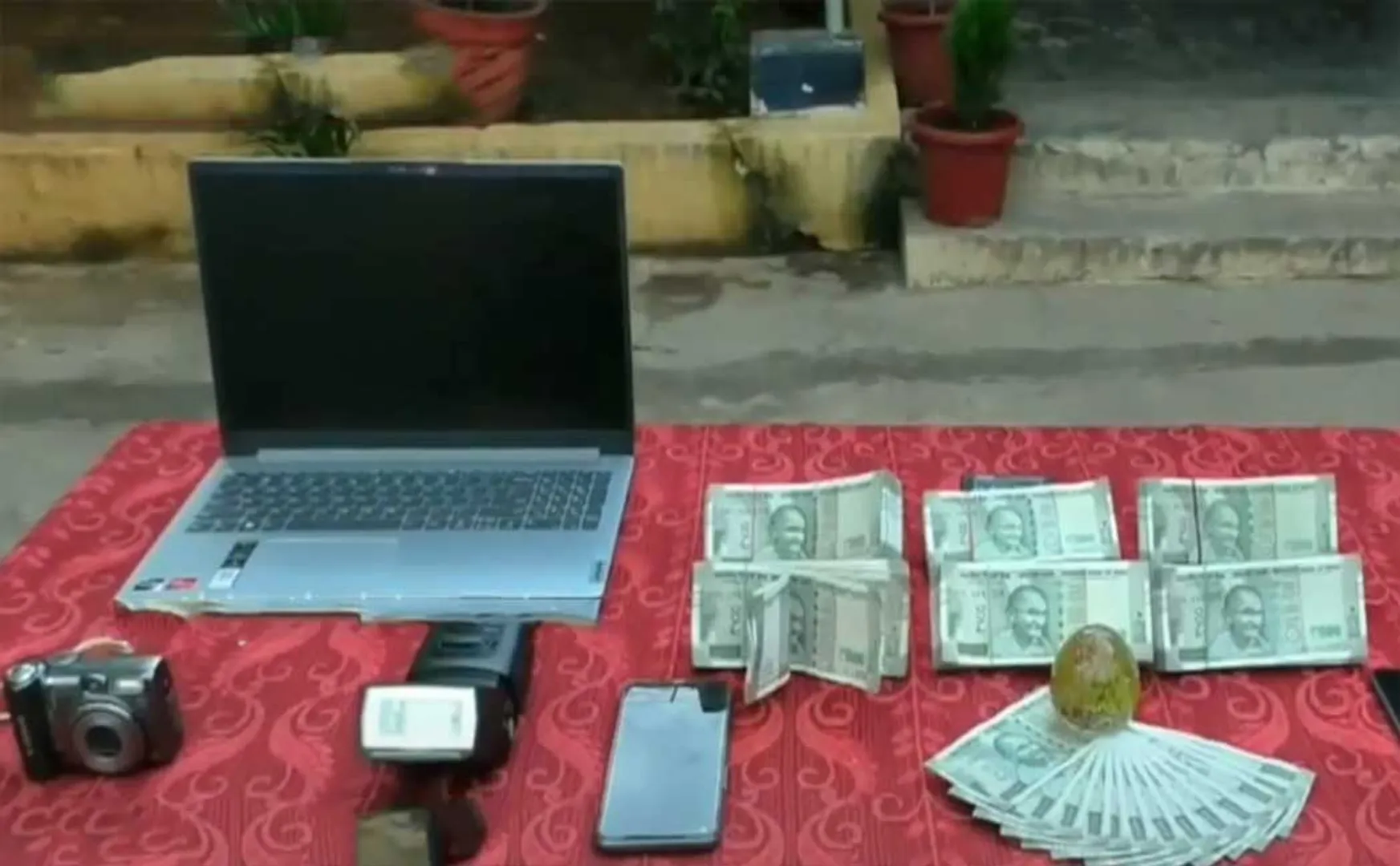 Three people arrested for robbing seven shops in succession!