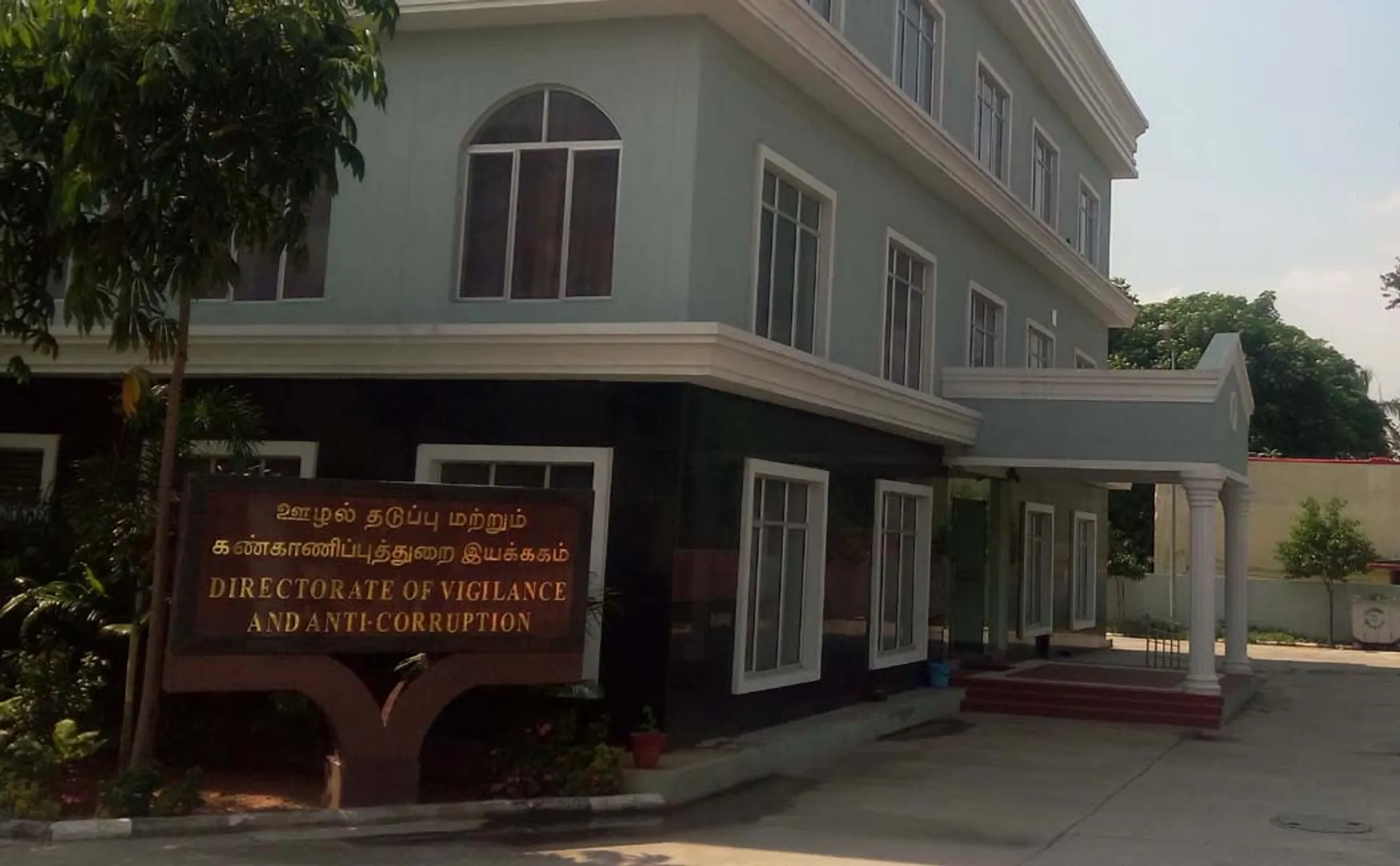 5 lakhs in cash and property documents were found in the house of a registry assistant known to be close to Edappadi!