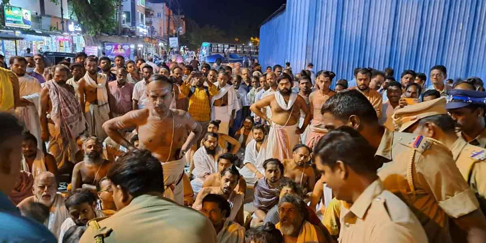 Dikshidars are pushed in the road blockade