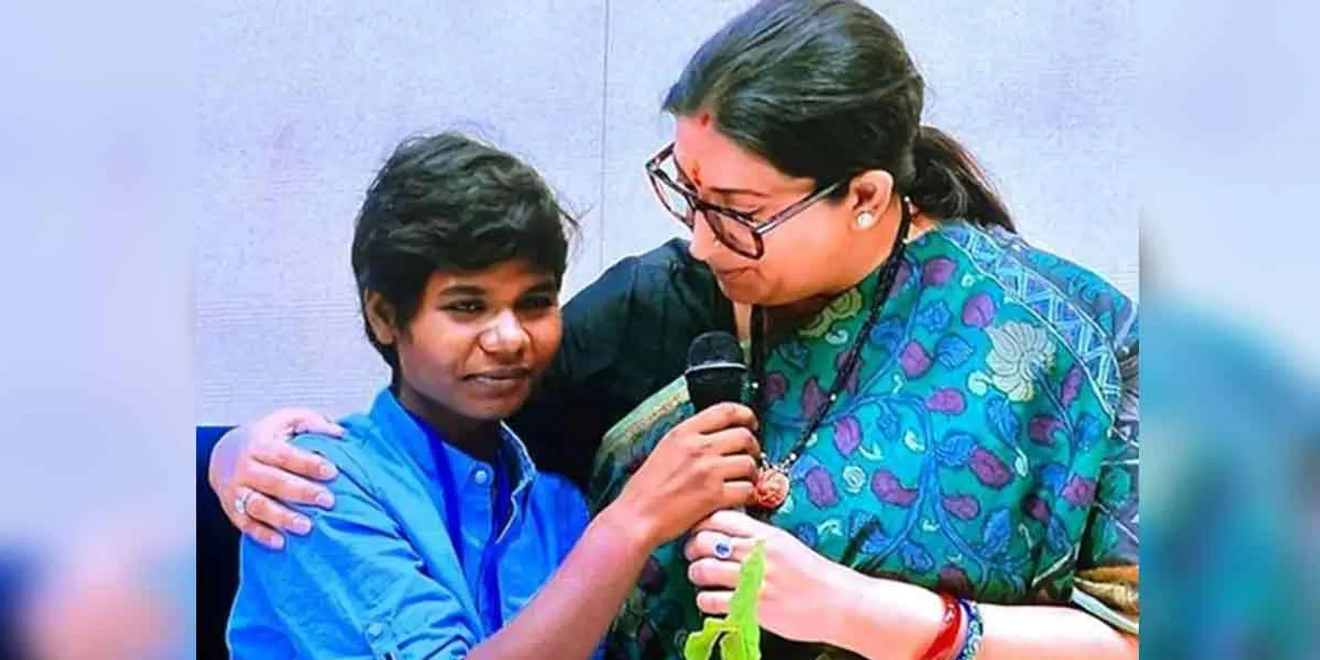 Smriti Irani who warmed and consoled-viral video 