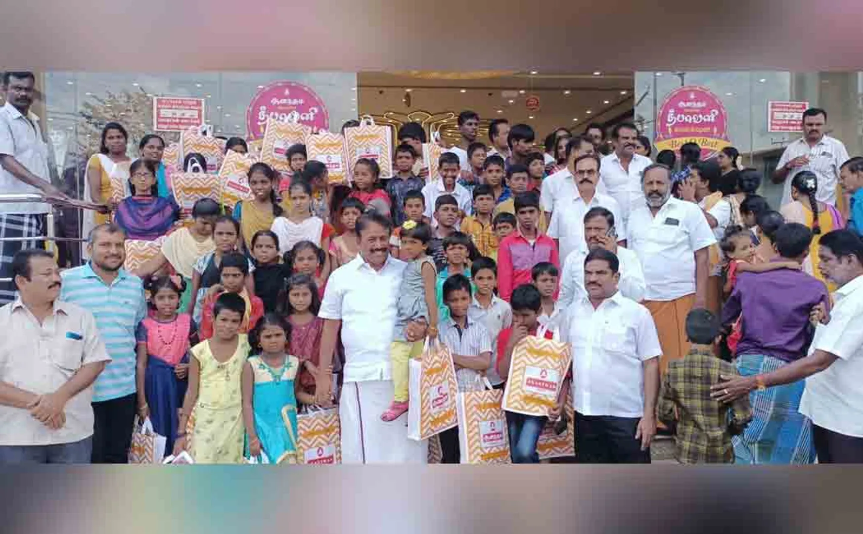 DMK MLA Thangapandiyan who get new cloths for children 