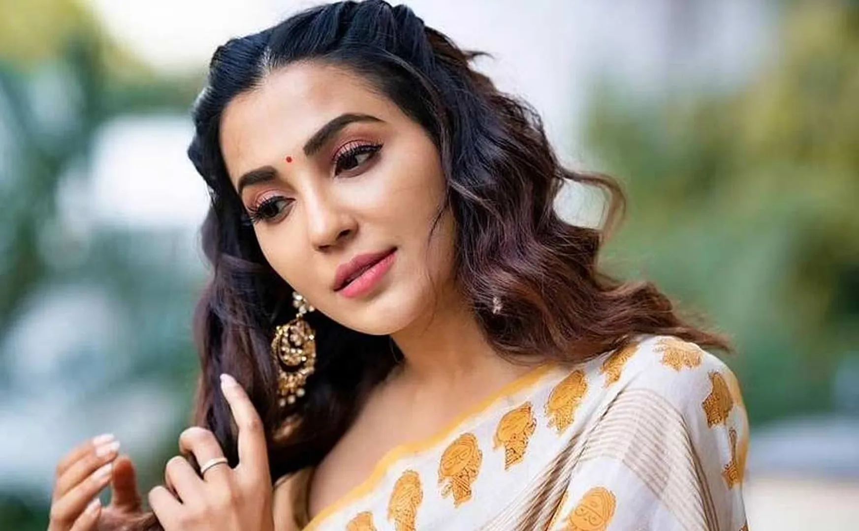 actress parvathy nair complaint about robbery held in his house 