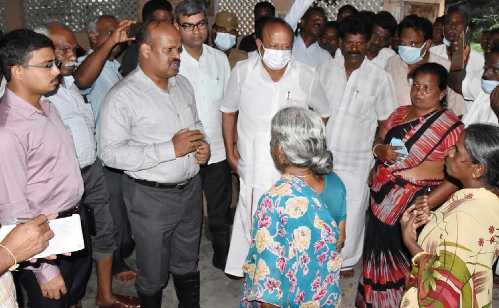 Minister MRK Panneerselvam visited inspected the flooded villages