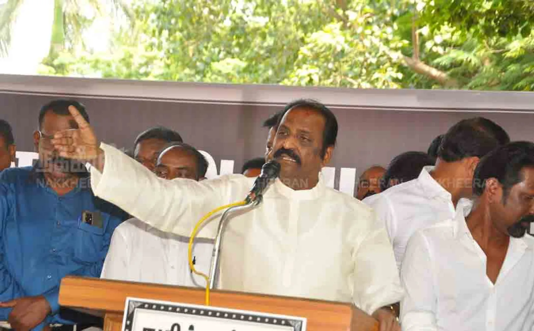 Hindi issue vairmuthu condemn 