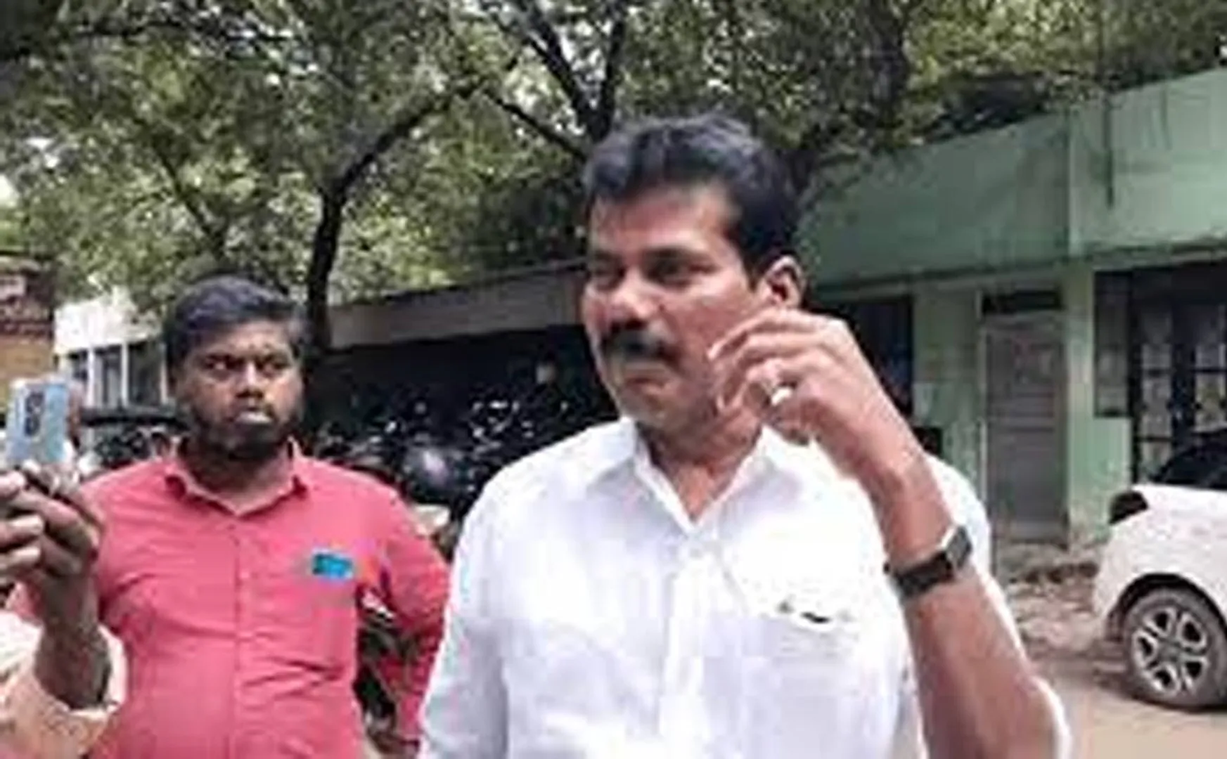 DMK councillor walk out from the corporation meeting trichy